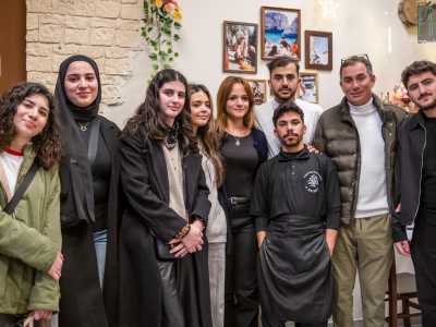Ad accoglierci � la proprietaria: la 30enne Nour Eljoundi (al centro nella foto con i capelli rossi): � originaria di Saida, citt� del sud del Libano 